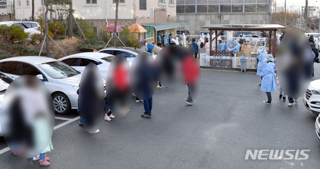 ▲ 24일 오전 광주 북구 신용동 내 종교 관련 비인가 교육시설과 인접한 유치원에서 방역당국이 어린이들을 대상으로 전수검사를 하고 있다. ⓒ뉴시스