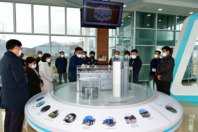 ▲ 월성본부는 시민참관단에게 맥스터 추진현황을 설명하고 사용후핵연료 건식저장시설 관리 구역과 건설현장을 시찰했다.ⓒ월성본부