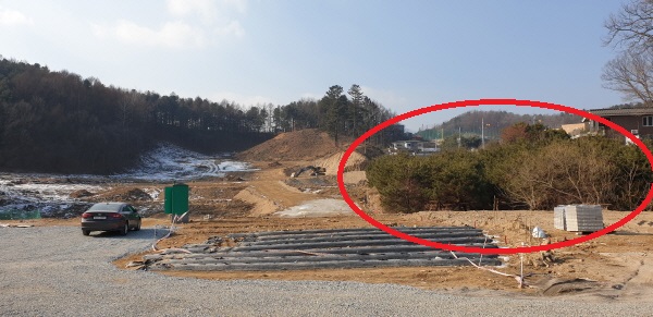 ▲ A건설이 산을 깎는 기초작업 중이다. 사진 오른쪽엔 산에서 채집한 듯한 나무가 따로 심어져 있다. = 박지영 기자