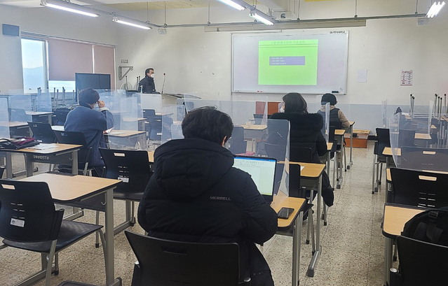 ▲ 김문섭 대구한의대 미래라이프융합대학장이 수업을 진행하고 있다.ⓒ대구한의대