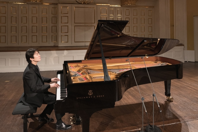 ▲ 이번 공연에서는 모차르트가 어린시절 작곡한 ‘Allegro in D K 626b/16’가 세계 최초로 공개된다. 사진은 피아니스트 조성진이 연주하는 모습.ⓒLG유플러스