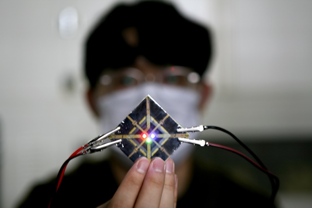 ▲ 삼성디스플레이 직원이 신규 유기재료의 성능을 평가하고 있는 모습. ⓒ삼성디스플레이