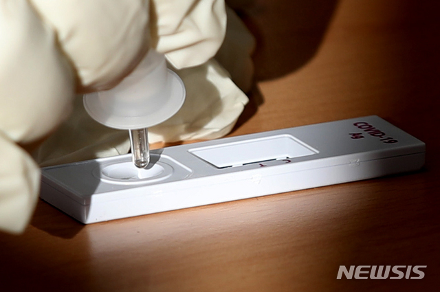 ▲ 지난해 12월 17일 오후 서울시청 앞 서울광장에 설치된 서울광장 코로나19 임시선별검사소에서 한 의료인이 신속항원검사 키트에 채취물을 넣고 있다. ⓒ뉴시스