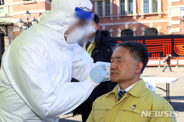 ▲ 박능후 보건복지부 장관이 지난해 12월 16일 서울역에 설치된 신종 코로나바이러스 감염증(코로나19) 임시 선별진료소를 찾아 코로나19 신속 항원 검사를 받고 있다. (사진=보건복지부 제공) ⓒ뉴시스