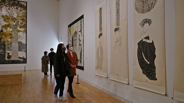 ▲ 관람객들이 경주엑스포 솔거미술관에서 특별기획전 ‘서화(書畵), 조응(調應)하다‘를 관람하고 있다.ⓒ경주엑스포