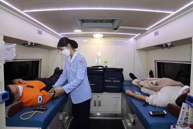 ▲ 대전 유성소방서 소방공무원과 의용소방대원 30여 명이 헌혈동참을 통해 이웃사랑을 실천했다.ⓒ유성소방서