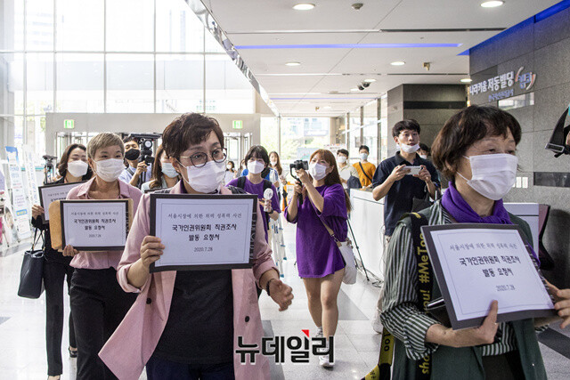 ▲ 김재련 법무법인 온·세상 대표 변호사 등 여성단체 회원들이 지난해 7월28일 서울 중구 국가인권위원회에서 박원순 전 서울시장의 성추행 의혹을 포함해 서울시청 내 성추행 방조 의혹, 비서 채용 기준의 성차별적 요소 개선 등 내용을 담은 인권위 직권조사 발동 요청서를 제출했다.ⓒ뉴데일리DB