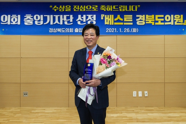 ▲ 이춘우 의원(영천)은 의회운영위원회 부위원장으로 제 5,6,7대 영천시의원을 거쳐 제11대 경북도의원으로 당선되었으며, 시의원 경력을 바탕으로 행정사무감사와 도정질문 등에서 초선의원임에도 예리한 분석으로 다양한 정책대안을 제시했다는 평가를 받고 있다.ⓒ경북도의회