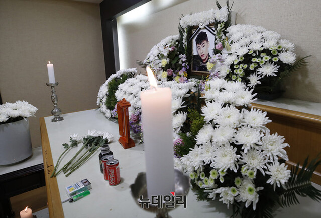 ▲ 래퍼 故 아이언(본명 정헌철)의 빈소가 26일 서울 중구 국립중앙의료원 장례식장에 마련됐다. 아이언은 지난 25일 오전 10시25분쯤 서울 중구에 있는 한 아파트 화단에서 피를 흘리며 쓰러진 채 발견돼 병원으로 옮겨졌으나 끝내 숨졌다. 발인은 28일 오전, 장지는 서울추모공원이다. ⓒ사진=공동취재단