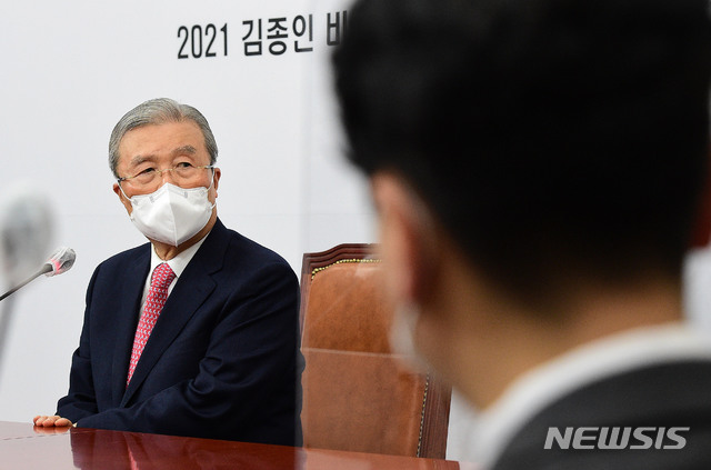 ▲ 김종인 국민의힘 비상대책위원장이 27일 국회에서 열린 신년 기자회견에서 취재진 질문에 답하고 있다.ⓒ공동취재사진