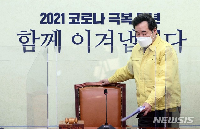 ▲ 더불어민주당 이낙연 대표가 27일 서울 여의도 국회에서 열린 최고위원회의에 입장하고 있다. ⓒ뉴시스