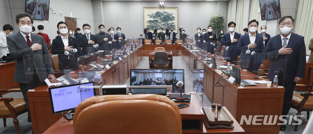 ▲ 더불어민주당 이낙연 대표와 김태년 원내대표를 비롯한 의원들이 27일 오전 서울 여의도 국회에서 열린 화상 정책의원총회에서 국민의례를 하고 있다. ⓒ뉴시스