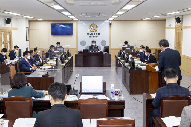 ▲ 경북도의회 신공항이전지원특별위원회(위원장 홍정근)는 26일 제3차 회의를 열고 통합신공항추진단으로부터 새해 첫 업무보고를 받는 것을 시작으로 21년도 특위 활동을 시작했다.ⓒ경북도의회