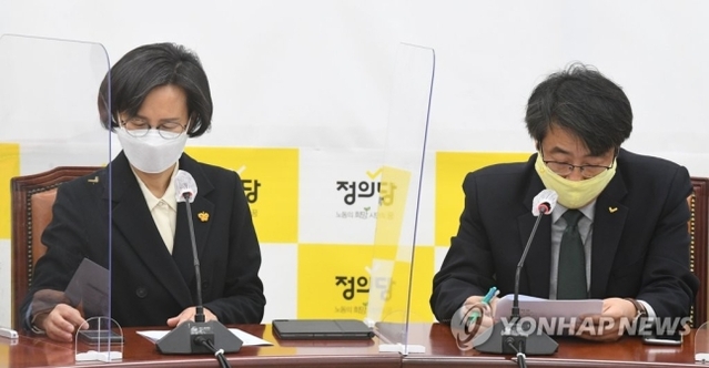 ▲ 정의당 강은미(왼쪽), 김윤기 비상대책회의 공동대표가 27일 국회에서 제1차 비상대책회의를 준비하고 있다. ⓒ연합뉴스