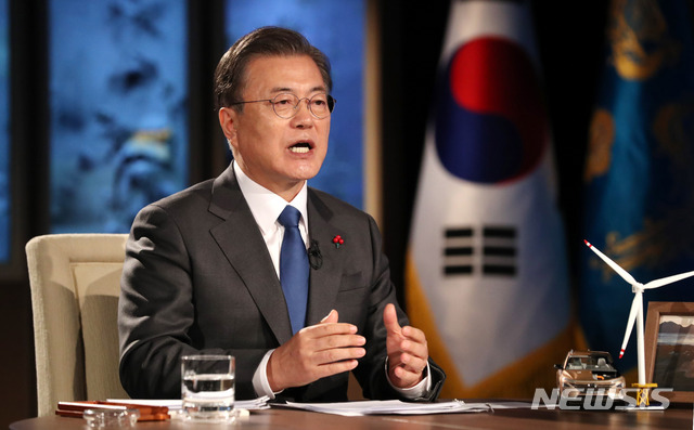 ▲ 문재인 대통령이 27일 청와대에서 화상으로 열린 2021 세계경제포럼(WEF) 한국정상 특별연설에 참석해 연설을 하고 있다. ⓒ뉴시스