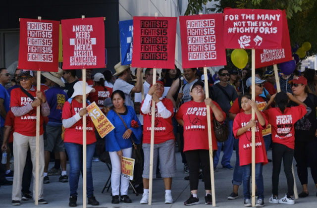 ▲ 2017년 9월 미국 로스앤젤레스에서 열린 '최저시급 15달러 인상 촉구' 시위. ⓒ뉴시스 AP. 무단전재 및 재배포 금지.