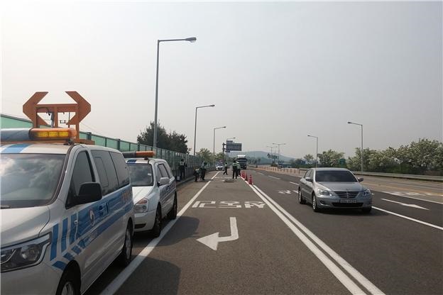 ▲ 대전국토관리청 직원들의 교통사고 단속 장면.ⓒ대전국토관리청