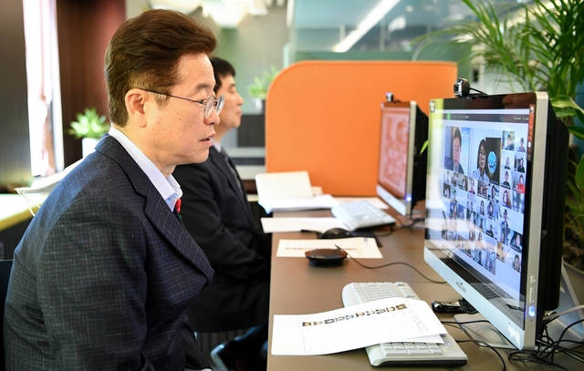 ▲ 이철우 경북도지사가 27일 도청 상상마루에서 경북여성단체협의회와 민생경제살리기, 양성평등, 여성권익신장 등 당면 도정현안을 공유하기 위한 비대면 영상간담회를 개최했다.ⓒ경북도