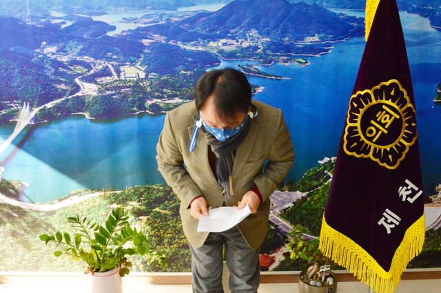 ▲ 사과문 발표하는 이성진 제천시의원.ⓒ제천시의회