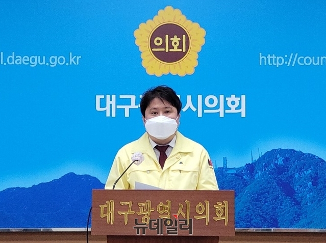 ▲ 김지만(북구, 국민의힘) 의원은 28일 오전 대구시의회 2층 간담회장에서 기자회견을 갖고 홍 부시장이 대구시의회를 비난하고 그 과정에서 자신(김지만 의원)을 두고 ‘난독증후군’이라며 표현하며 장애인 비하성 발언을 한 것을 문제 삼으며 공식적 사과를 요구했다.ⓒ뉴데일리