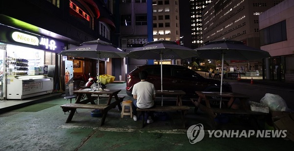 ▲ 보건당국이 무분별한 음주로 인한 폐해가 잇따르자 공공장소를 금주 구역으로 지정하는 방안을 추진한다. 여기에 주류 광고에서 광고 모델이 술을 마시는 등 음주를 유도·자극하는 표현을 하지 못하고 광고 내에도 과음경고 문구를 표기해야 한다.ⓒ연합뉴스