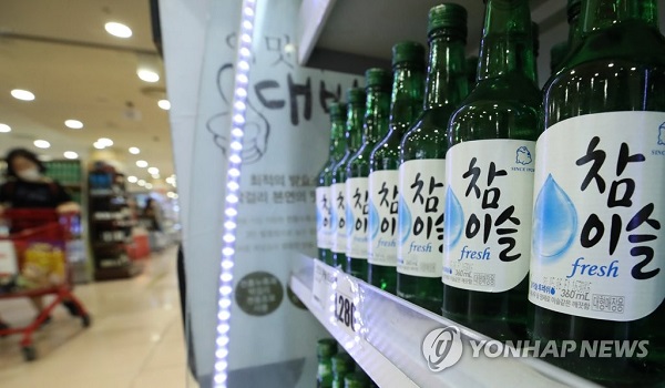 ▲ 정부는 주류에 대해서도 건강증진부담금을 부과하는 등 가격정책 방안을 제시했다. 술도 담배처럼 의료비를 증가시키는 위해 요인이기 때문에 소주에도 건강부담금을 매기겠다는 것. 이미 소주의 경우 출고가의 절반 이상이 세금임에도 불구, 부담금까지 부과되면 판매 부진을 겪을 수도 있어서다. ⓒ연합뉴스