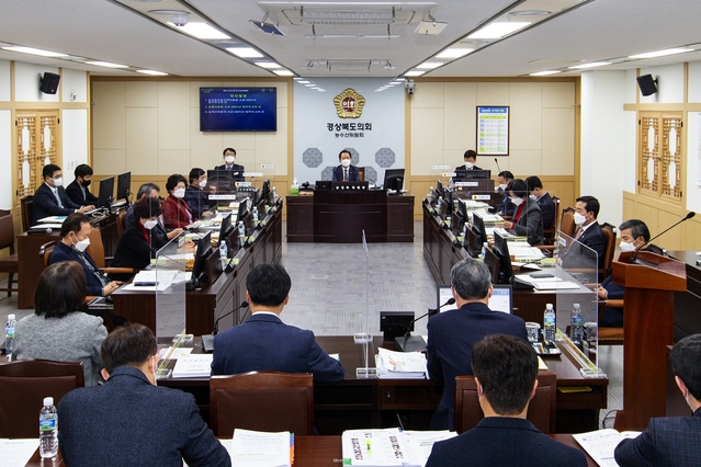 ▲ 경북도의회 농수산위는 지난 27일 2021년 첫 번째 공식 의정활동으로 독도재단, 환동해산업연구원과 해양수산국의 업무보고를 받고 어업과 어민의 목소리를 담은 정책대안을 내놓아 눈길을 끌었다.ⓒ경북도의회