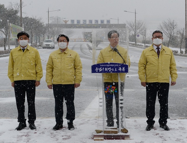 ▲ 양승조 충남도지사가 28일 아산 경찰인재개발원에서 중국 우한 교민 입국 1년을 앞두고담화문을 발표하고 있다. 이 자리에는 김명선 충남도의장과 오세현 아산시장이 참석했다.ⓒ충남도
