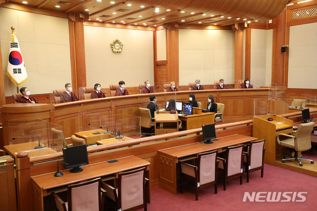 ▲ 유남석 헌법재판소장과 헌법재판관들이 28일 오후 서울 종로구 헌법재판소 대심판정에서 열린 고위공직자범죄수사처(공수처) 설치 및 운영에 관한 법률에 대해 청구된 헌법소원심판 사건 선고를 하기 위해 자리에 앉아 있다. ⓒ뉴시스