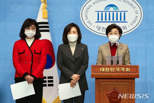 ▲ 국민의힘 성폭력대책특별위원회가 28일 서울 여의도 국회 소통관에서 기자회견을 열고 권력형 성범죄 예방을 위한 법안 발표를 하고 있다.ⓒ뉴시스