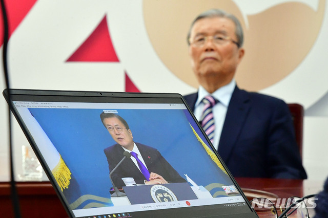 ▲ 국민의힘 김종인 비상대책위원장이 7일 서울 여의도 국회에서 비대면 화상으로 열린 '2021년 신년 인사회'에 참석해 문재인 대통령의 인사말을 듣고 있다. ⓒ뉴시스