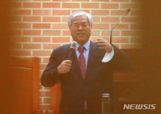 ▲ 전광훈 목사가 19일 전북 전주시 주영교회를 찾아 교인들 앞에서 설교하고 있는 모습이다. ⓒ뉴시스