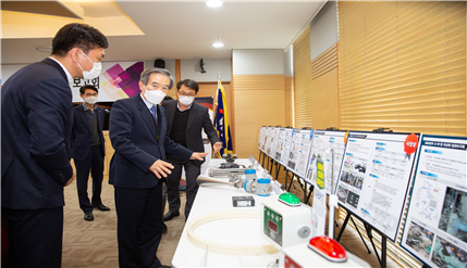 ▲ 김병숙 서부발전 사장이 국산화 성과를 둘러보고 있다ⓒ서부발전 제공
