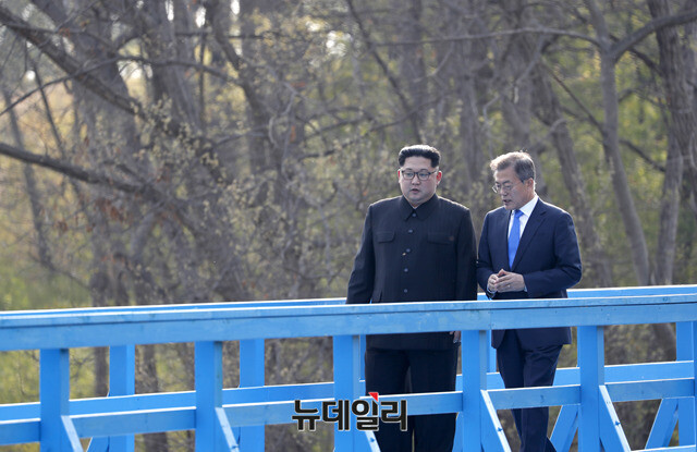 ▲ 문재인 대통령과 북한 김정은이 2018년 4월27일 판문점 도보다리에서 대화를 나누고 있다. ⓒ뉴데일리 DB