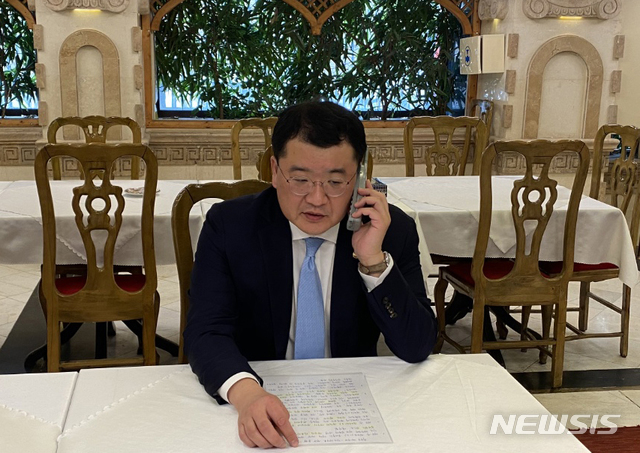 ▲ 지난 10일부터 12일까지 이란을 방문한 최종건 외교부 제1차관이 지난 11일(현지시간) 억류 중인 한국케미호 선장과 통화하고 있다. ⓒ뉴시스