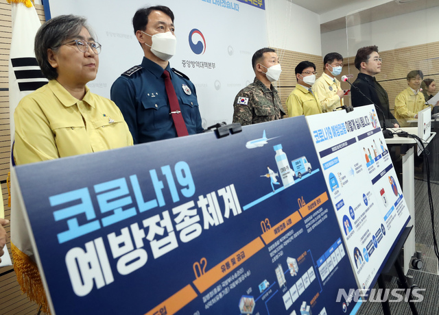 ▲ 정은경 중앙방역대책본부장(질병관리청장)과 최복수 행안부 재난관리실장 등이 28일 오후 충북 청주 질병관리청에서 코로나 백신 접종 세부 시행계획 등을 발표하고 있다. ⓒ뉴시스