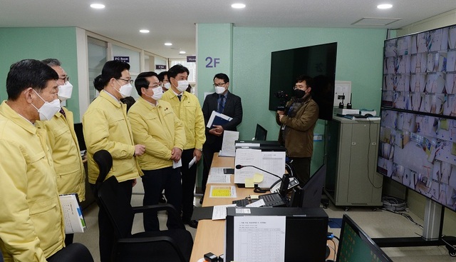 ▲ 양승조 충남도지사와 오세현 아산시장이 지난 27일 아산 경찰인재개발에서 코로나19 치료를 받고 있는 입소 환자들의 생활하고 있는 상황을 점검하고 있다. ⓒ충남도