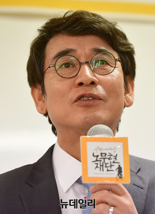 ▲ 유시민 노무현재단 이사장이 29일 오후 노무현재단 유튜브 방송 '알릴레오 시즌3'에 나와 자신의 책 '나의 한국현대사'를 소개하던 중 이승만 전 대통령에 대해 