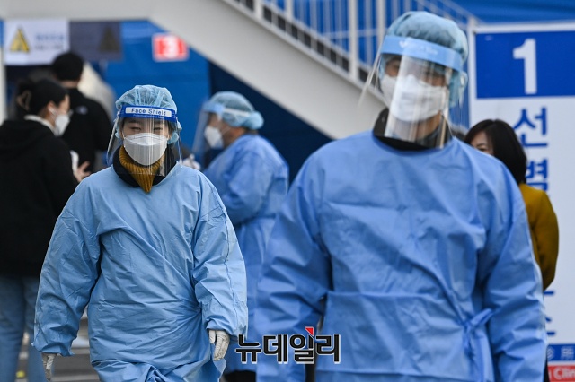 ▲ 우한코로나(코로나-19) 신규 확진자가 29일 하루에만 458명 발생했다. 사진은 서울의 한 코로나-19 선별진료소에서 방호복을 입고 일하는 의료인들. ⓒ뉴데일리 DB