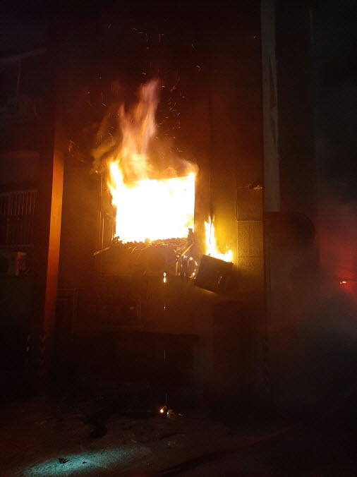 ▲ 30일 오후 11시 58분쯤 세종시 조치원읍 한 3층짜리 다가구 주택 1층에서 불이 나 소방대원들이 진화 작업을 하고 있다.ⓒ세종소방본부