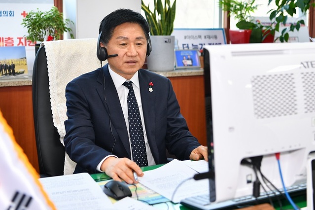 ▲ 최충진 충북시군의회의장단협의회 회장이 지난 27일 온라인으로 개최된 회의에 참석하고 있다. ⓒ청주시의회