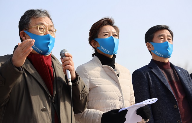 ▲ 나경원 국민의힘 서울시장 예비후보가 31일 청와대 앞에서 기져회견을 열고 문재인 정부의 '원전게이트' 의혹 진실규명을 촉구하고 있다. ⓒ나경원 선거캠프 제공.