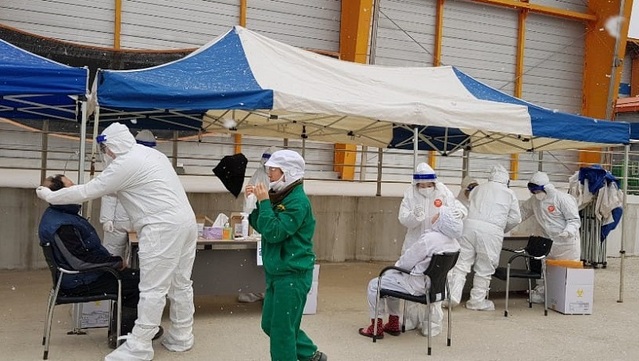 ▲ 충주 대소원면 닭가공업체인 CS코리아에 설치된 선별진료소.ⓒ충주시