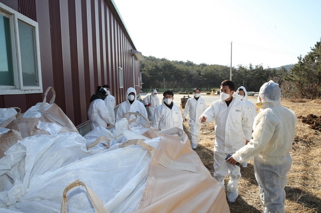 ▲ 이강덕 포항시장은 청하면 한 산란계 농장을 방문해 현장을 둘러보고 있다.ⓒ포항시