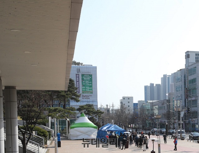 ▲ 포항시민들이 코로나19 진단검사하기 위해 포항시청앞 임시선별진료소에서 검사를 기다리고 있다.ⓒ뉴데일리