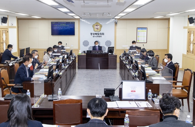▲ 경북도의회 농수산위원회(위원장 남진복)는 2021년 농식품유통교육진흥원, 농업기술원, 농축산유통국 으로 부터 신년 업무보고를 들었다.ⓒ경북도의회