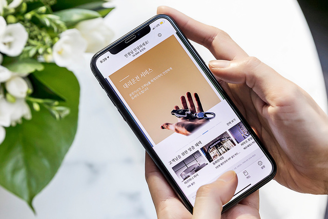 ▲ KT가 메르세데스-벤츠 코리아와 협력해 만든 ‘Mercedes me Care(메르세데스 미 케어)’ 앱 시연 모습.ⓒKT