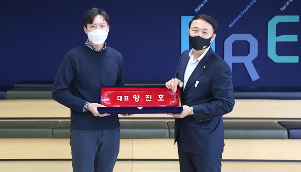 ▲ 문동권 신한카드 경영기획그룹장(오른쪽)이 1일 사내벤처 ‘씨브이쓰리’ 양진호 대표에게 명패를 증정하고 있다. ⓒ신한카드