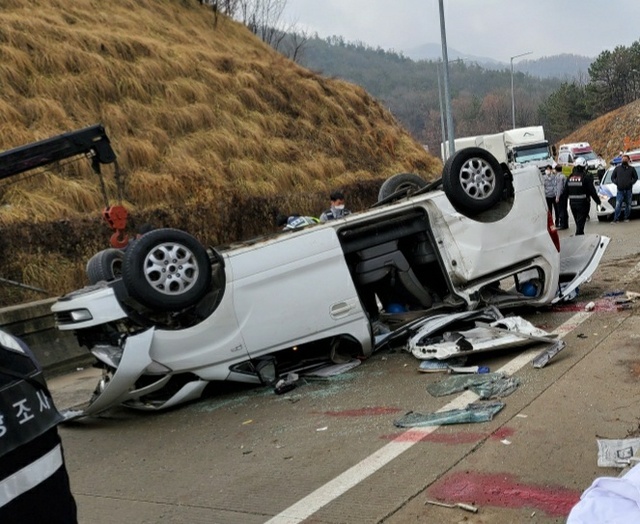 ▲ 1일오전 8시 28분쯤 경북 영덕~당진간 고속도로 당진방향 세종시 금남면 남세종 나들목에서 승합차가 전복돼 7명이 숨지고 5명이 다쳤다. 이날 사고가 난 승합차가 전복돼 처참한 모습이다.ⓒ세종소방본부