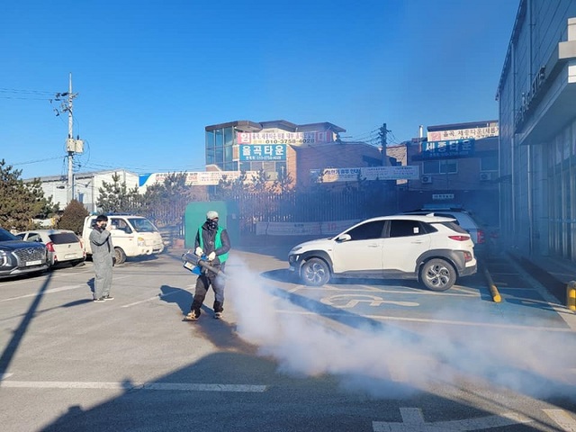 ▲ 집단감염이 발생한 충주의 한 업체 방역 모습.ⓒ충주시